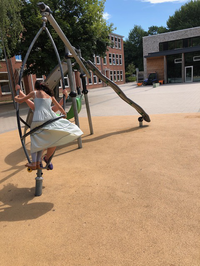 Mädchen auf dem Spielgerät