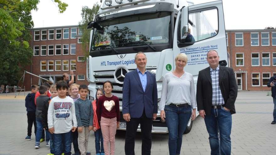 Testen des Abbiege-Assistenten durch die Klasse 2d und der Schulleitung der HCA, Matthias Stein und Alfred Hiller