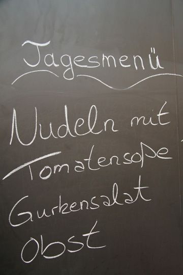 Die Tagesmenü-Tafel der Mensa der HCA Schule Kiel