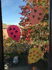 Luftballons aus Transparentpapier mit Herzen dekoriert