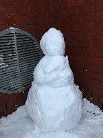 Schneemann oder Schneefrau. Gebaut in einer Ecke bei der Sporthalle.