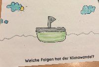 Gemaltes Bild zeigt ein Boot auf dem Wasser mit Wolken und der Sonne am Himmel.