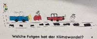 Das gemalte Bild stellt eine Ampel, zwei Autos und zwei Menschen dar. Die Autos leuchten mit ihren Scheinwerfern auf die Menschen. 