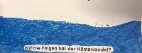 Das gemalte Bild zeigt das blaue Meer mit einem Fisch und viel Müll um ihn herum.