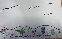 Das Bild zeigt Tiere im Wasser und Vögel in der Luft. Die Tiere im Wasser sind durch den Müll verletzt. 