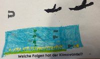 Das Bild zeigt zwei Flugzeuge über dem Himmel und  eine kleine Blumenwiese auf dem Boden. 