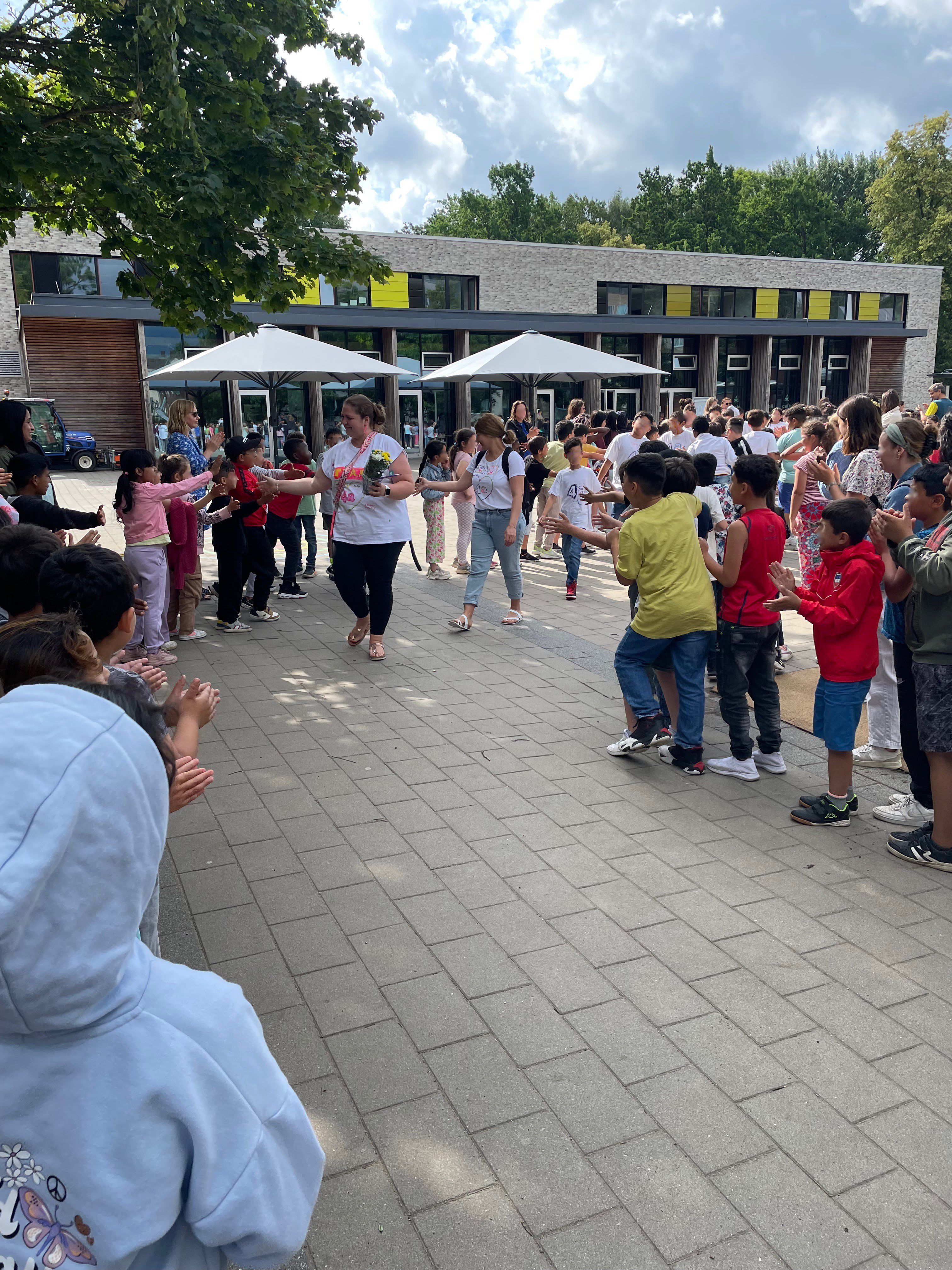 Die Schülerinnen und Schüler der 4. Klassen laufen durch den Spalier