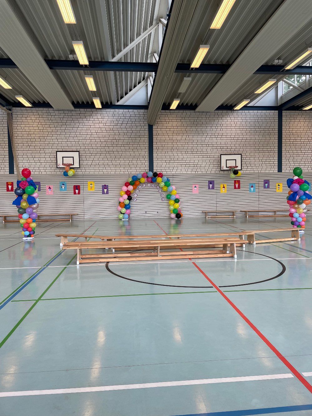 Geschmückte Sporthalle mit Blick auf den Luftballontorbogen und die Luftballonschultüten