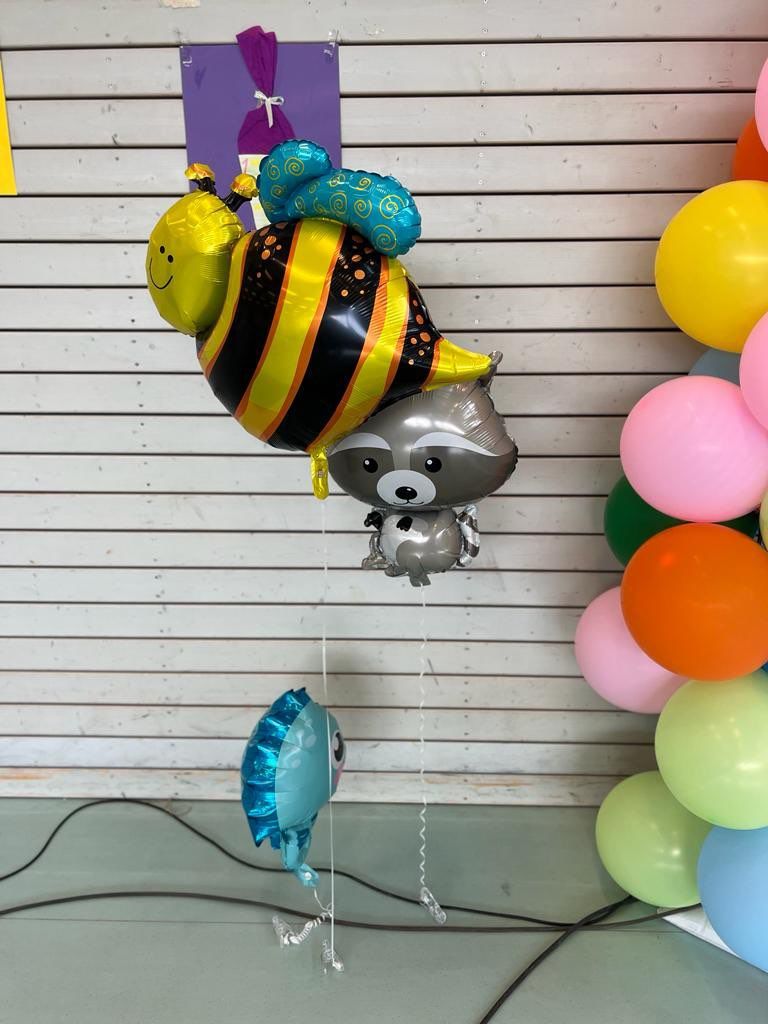 Klassentiere der neuen 1. Klassen als Luftballons (Biene, Waschbär,Seepferdchen)