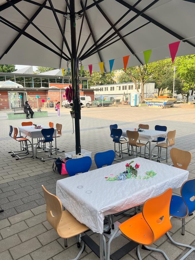 Geschmückte Tisch mit Blick auf den Schulhof und zur Sporthalle