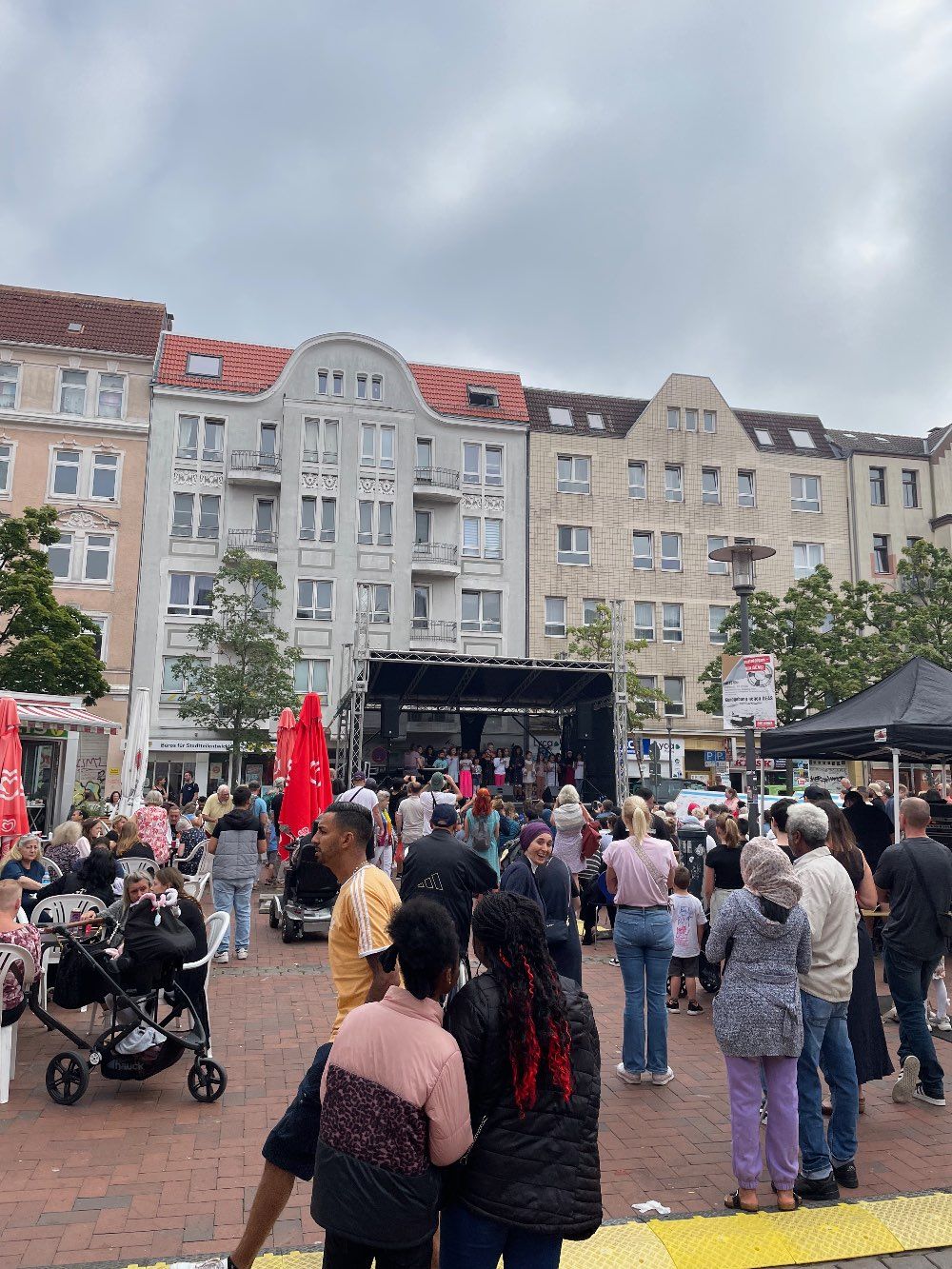 Der Schulchor singt unter der Leitung von Frau Westphal